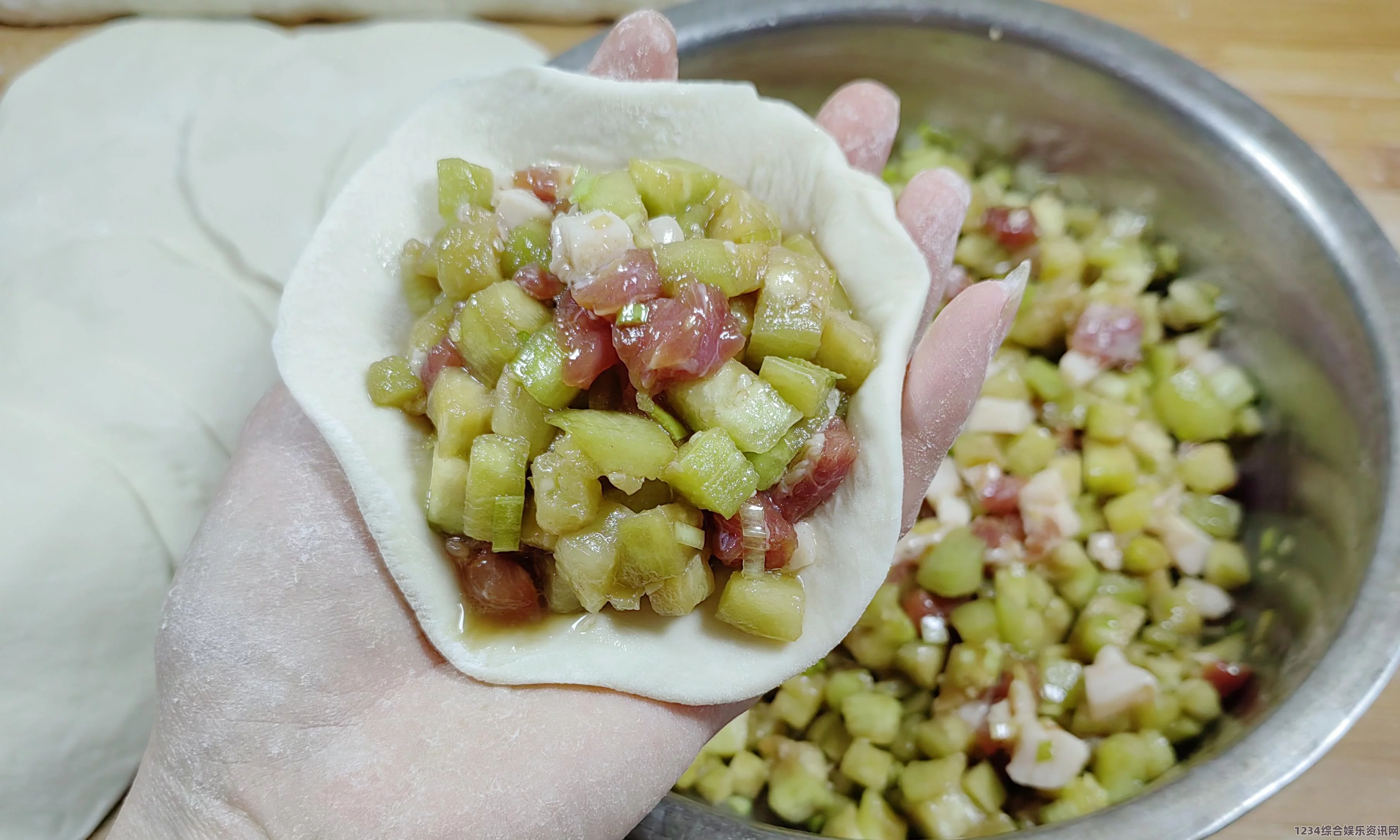 探索茄子、丝瓜、草莓、香草与榴莲的美味大全：健康食谱与创意搭配