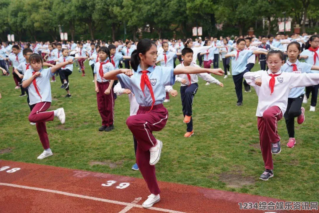 在超级凌乱的校园运动会中发现混乱中的乐趣与团结精神